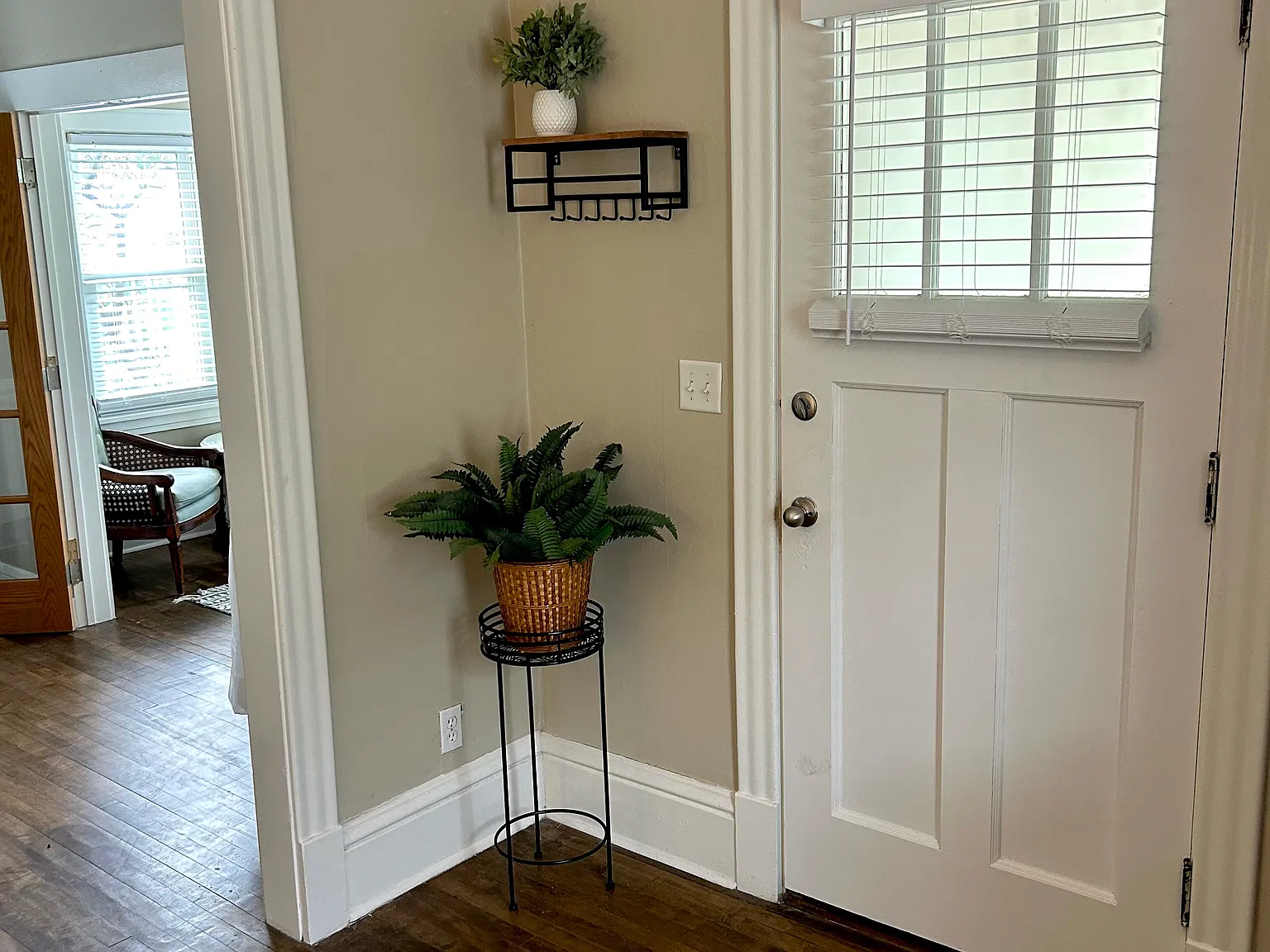 3 bed, 1915 sqft, $2,400 — Photo 1