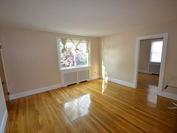 4th image of 155 Sunbury St APT 1R