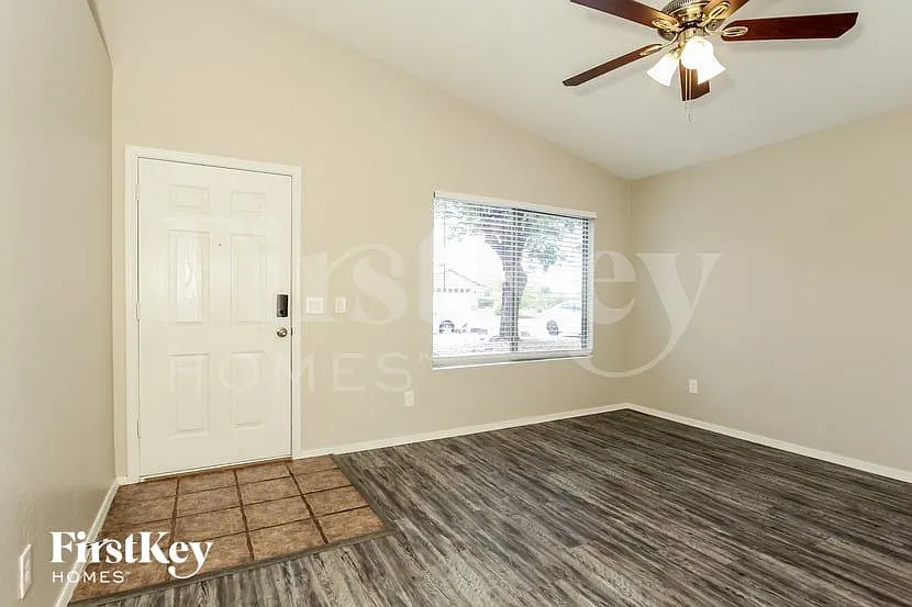 3 bed, 2.0 bath, 1302 sqft, $2,305 — Photo 4
