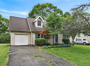 41 Honey Bunch Ln, Rochester, NY 14609