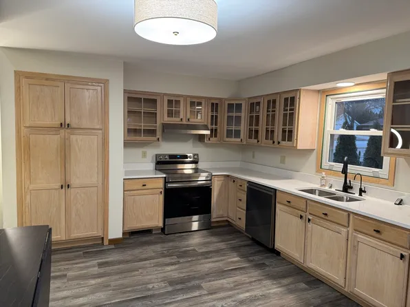 2127 Yvonne St, Waukesha, WI 53188