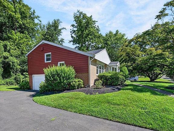 3rd image of 840 Pembroke Rd