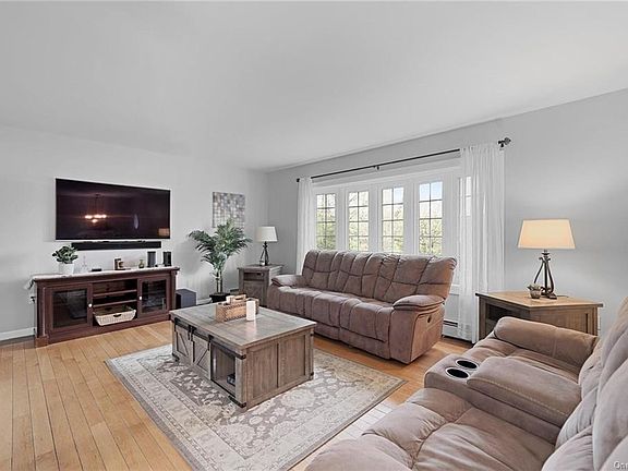 3rd image of 23 Briarwood Ln