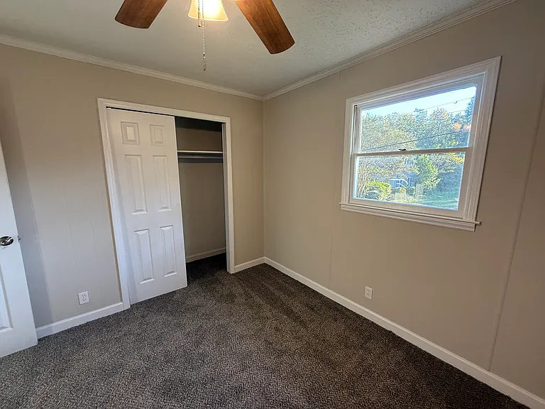 204 Vance Dr NE — Photo 2