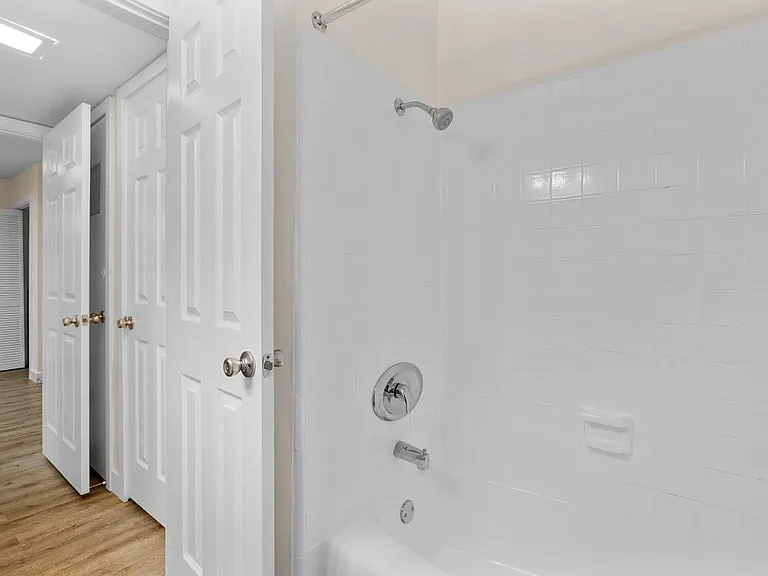 Lombardi Apartments — Photo 93