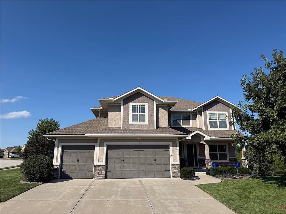 1st image of 1922 NE Bluestone Dr