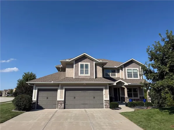 1922 NE Bluestone Dr, Lees Summit, MO 64064