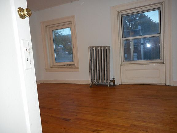 2nd image of 223 Dekalb Ave APT 3