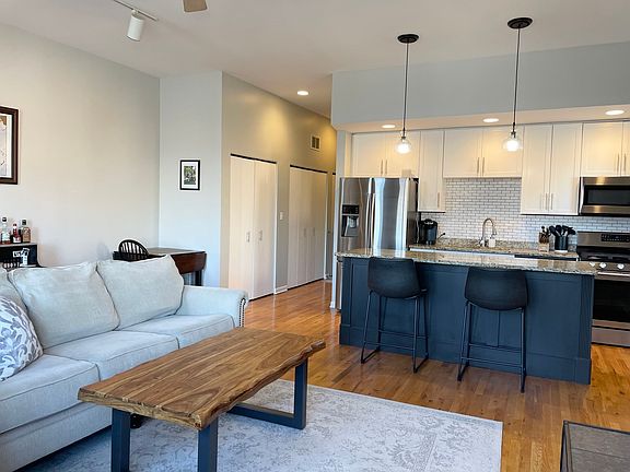 3rd image of 1617 N Oakley Ave #3F