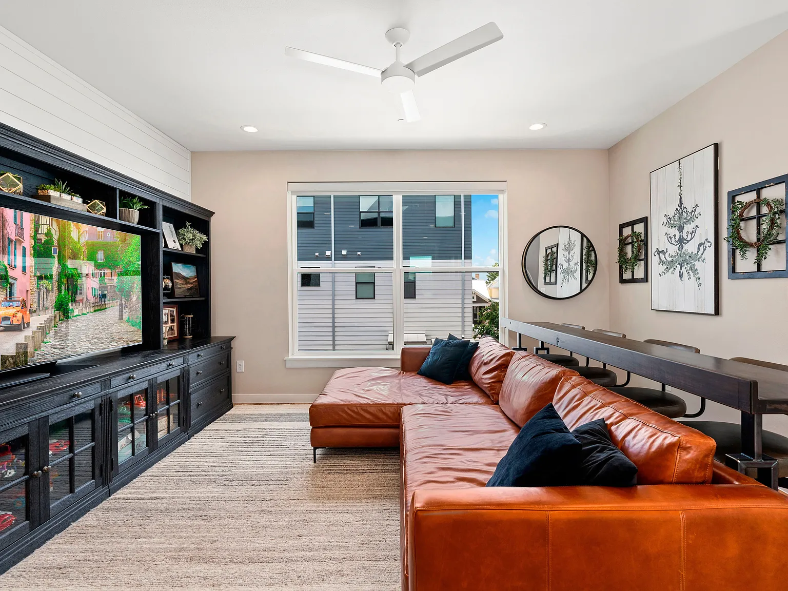 Stunning Downtown New Braunfels Condominium For Rent — Photo 2