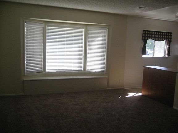4th image of 727 Pine Dr