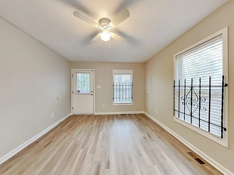 729 Cooper St SW — Photo 4