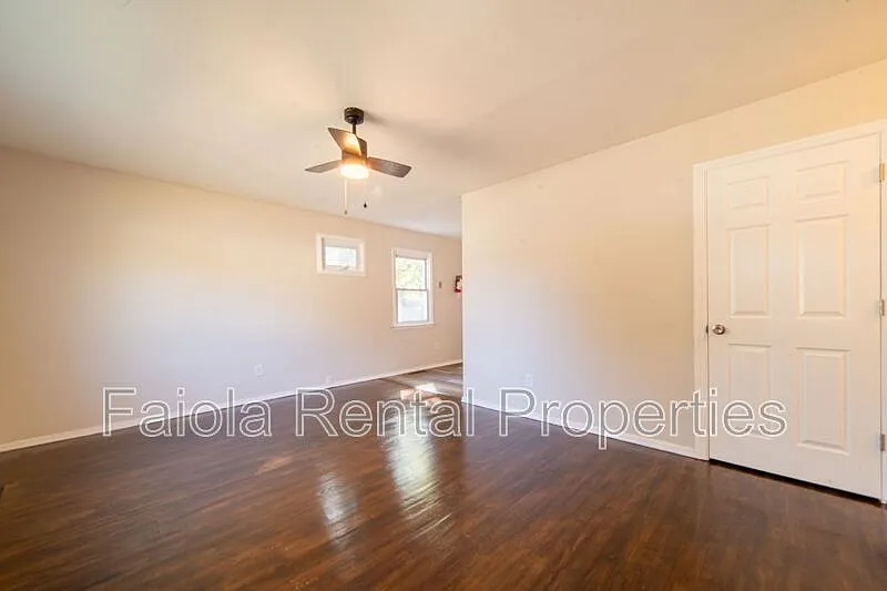 4 bed, 1.0 bath, 1330 sqft, $2,400 — Photo 2