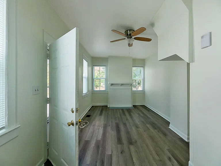 25 1/2 Maverick St — Photo 4