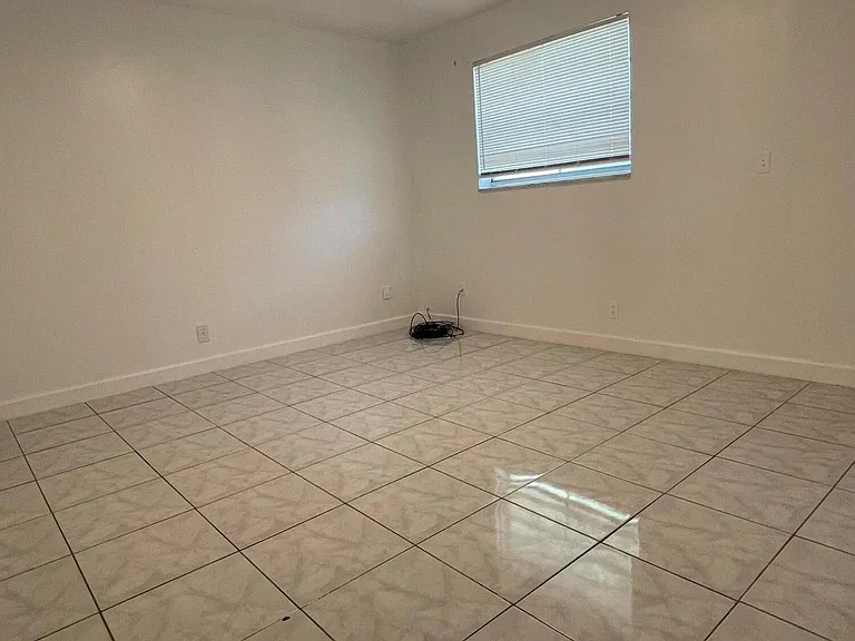 400 SE 9th Ct #9 — Photo 6