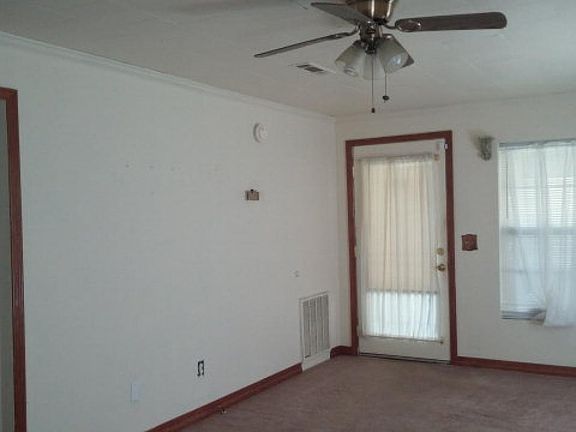 4th image of 708 Banfill St W