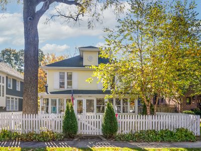 (Undisclosed Address), Lake Bluff, IL, 60044