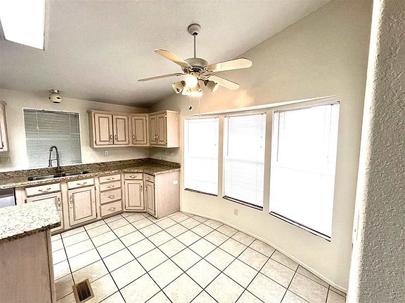 5th image of 914 W Lakeside Cir