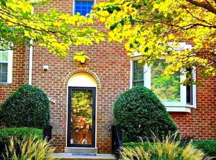 10195 Valentino Dr, Oakton, VA 22124