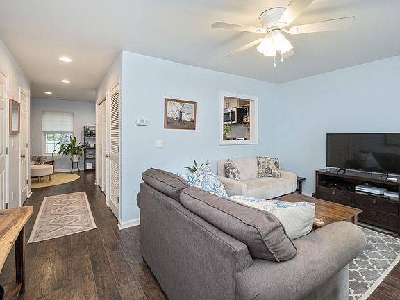4th image of 102 Hartford Ct