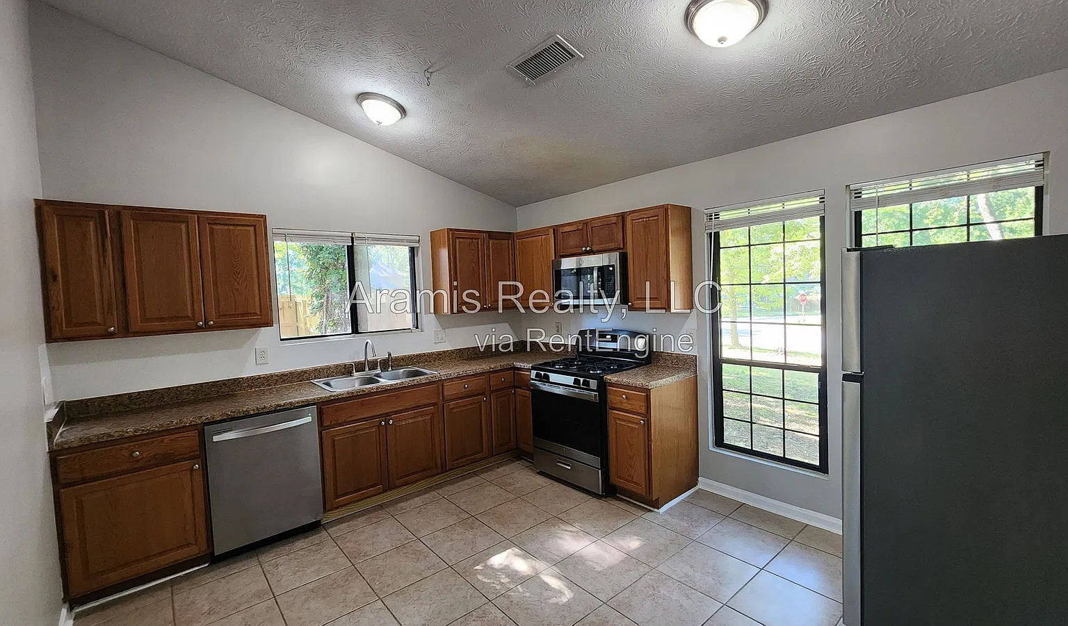 3 bed, 2.0 bath, 1844 sqft, $2,100 — Photo 3