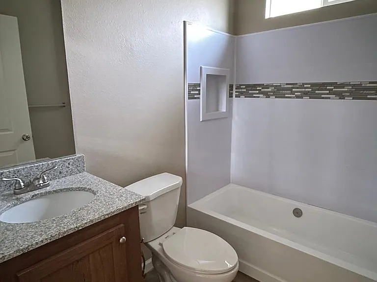 515 E Walnut St — Photo 9