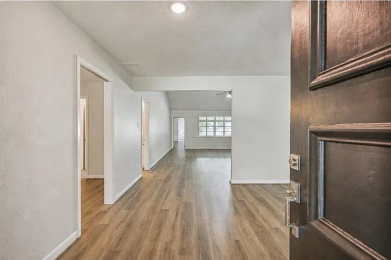 3 bed, 2.5 bath, 2748 sqft, $3,200 — Photo 4