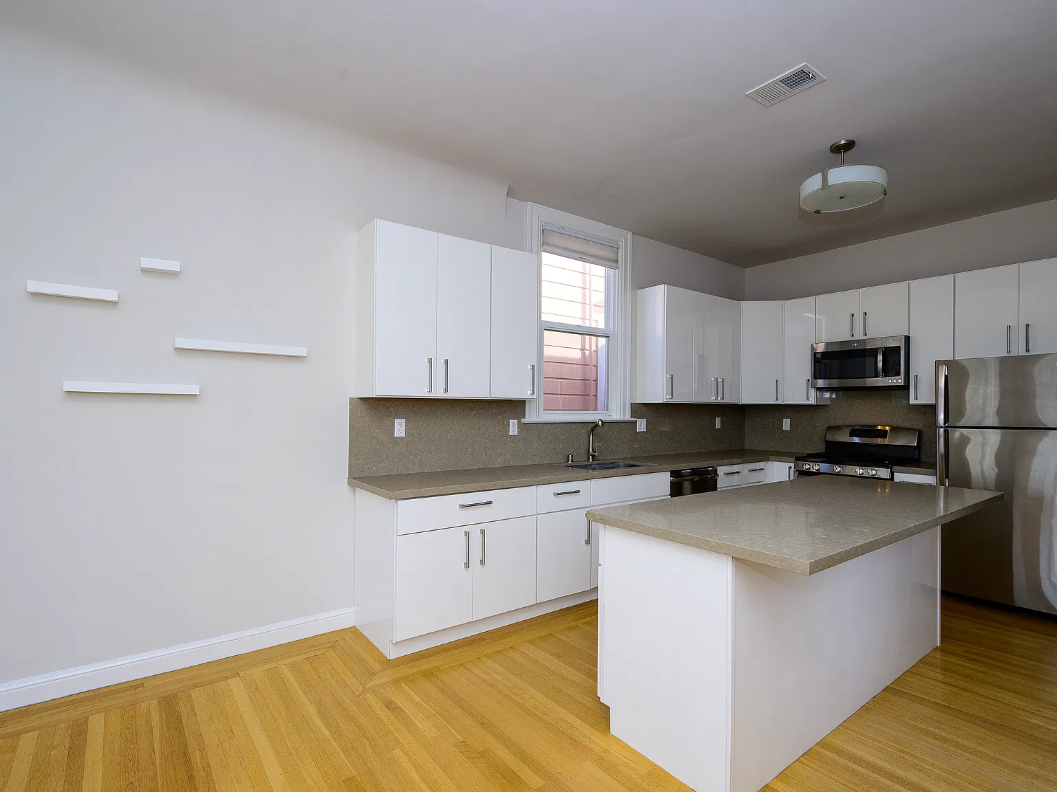 2 bed, 1300 sqft, $6,495 — Photo 2