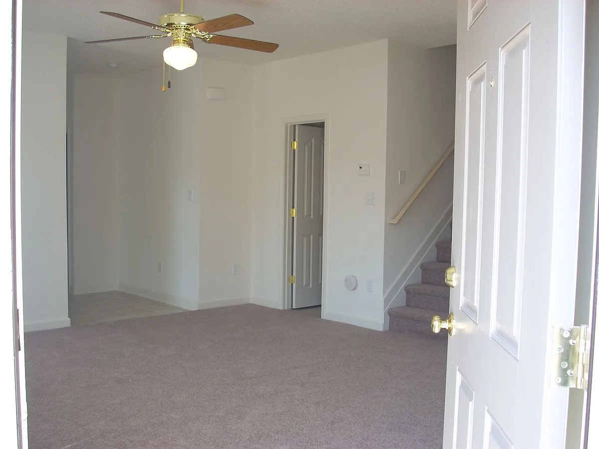 Building Photo - 210 Clusters Cir
