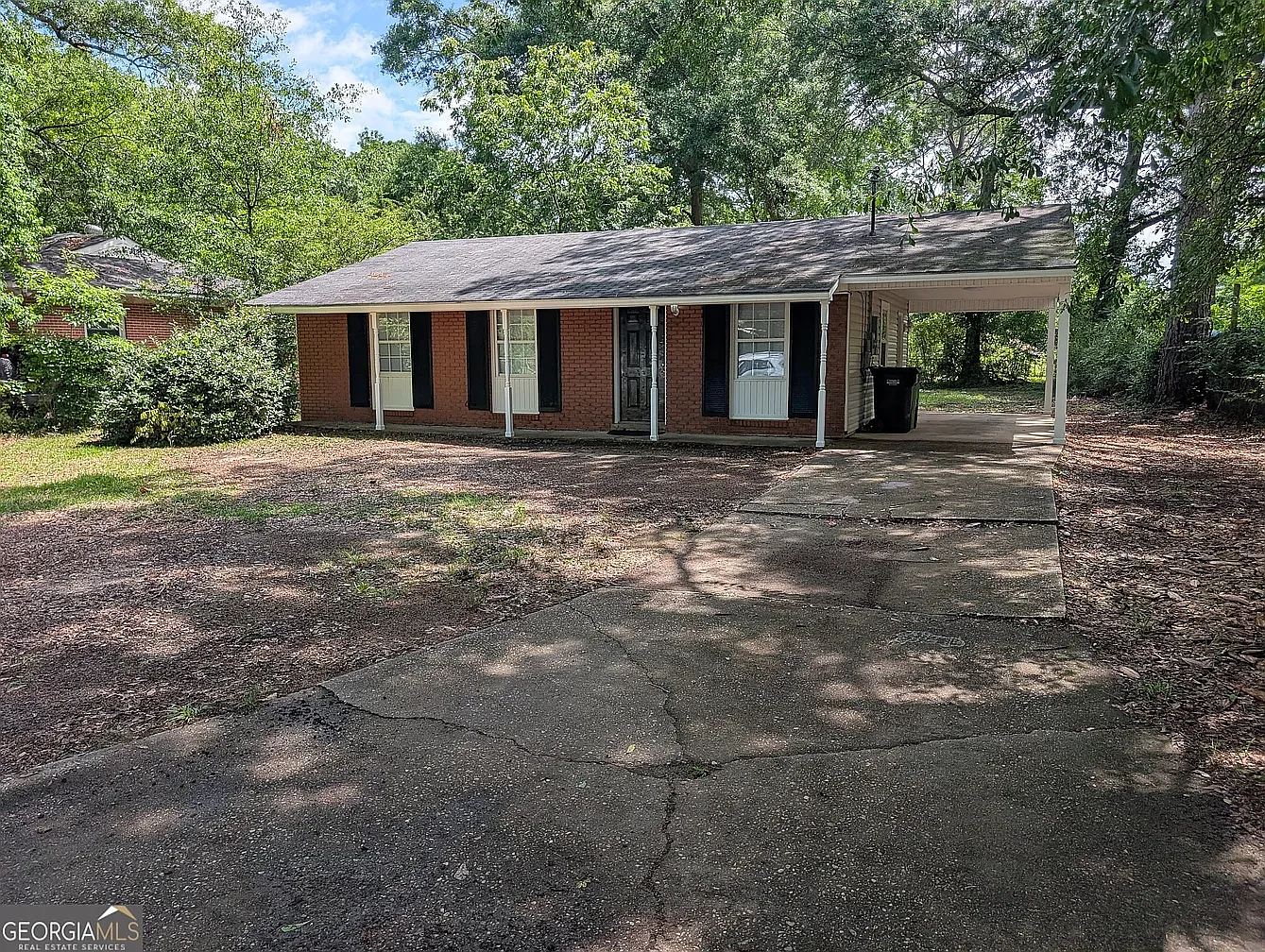 3 bed, 936 sqft, $1,350 — Photo 1
