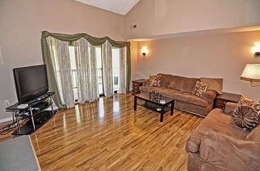 5th image of 35 Highwood Dr
