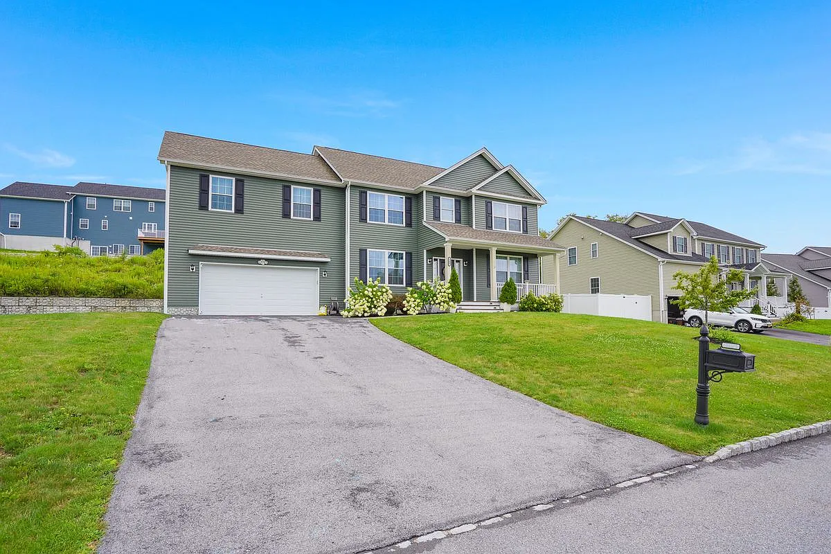 4 bed, 2.5 bath, 2694 sqft, $4,500 — Photo 1