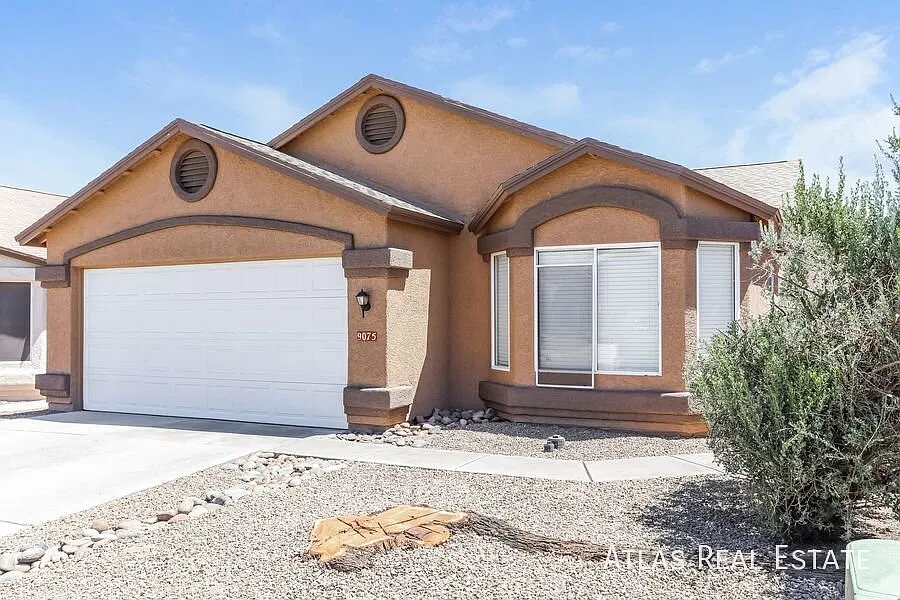 Amazing 3 Bedroom Rita Ranch Home! — Photo 3
