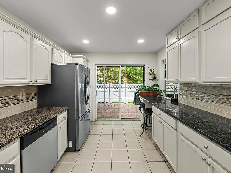 8 Henry Ct — Photo 5