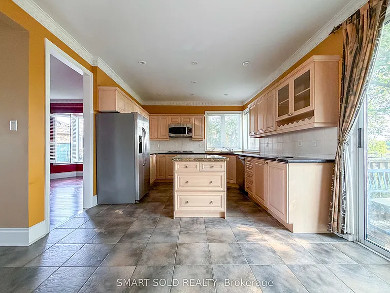 704 Foxcroft Blvd — Photo 8