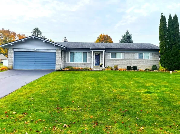 8269 Fox Bay Dr, White Lake, MI 48386