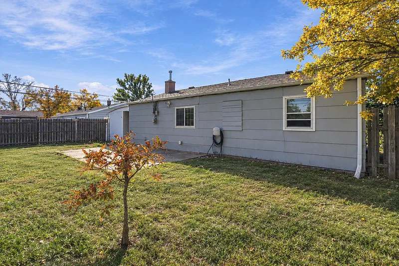 3 bed, 1.0 bath, 912 sqft, $1,600 — Photo 4