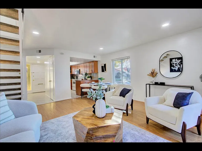 366 Lynn Ave — Photo 4