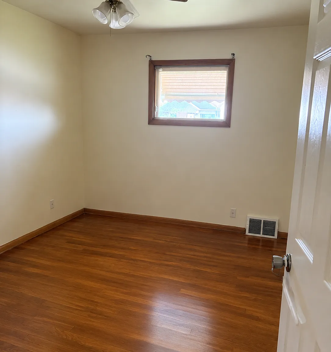 3 bed, 1300 sqft, $1,600 — Photo 3