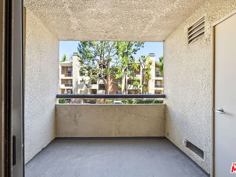 5530 Owensmouth Ave #133 — Photo 9
