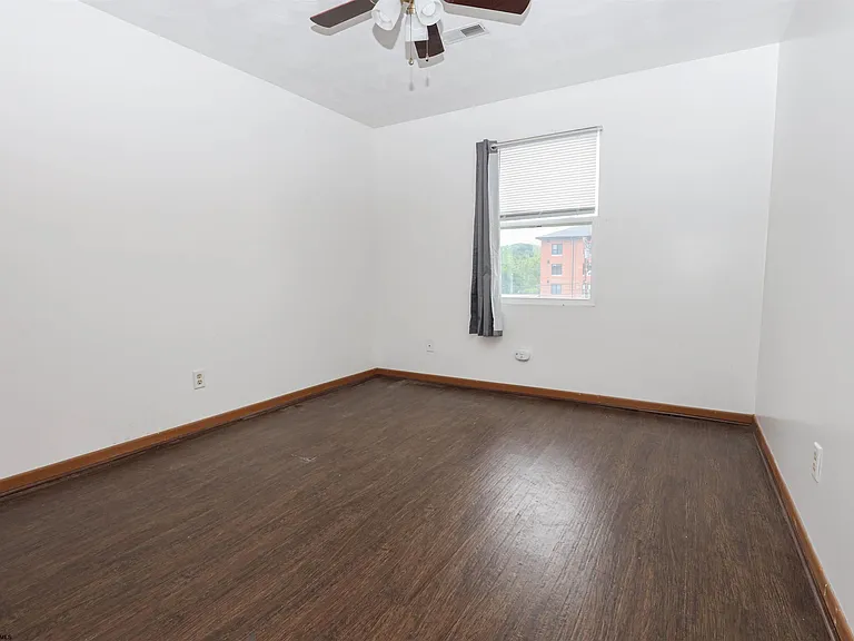 726 Beechurst Ave — Photo 18