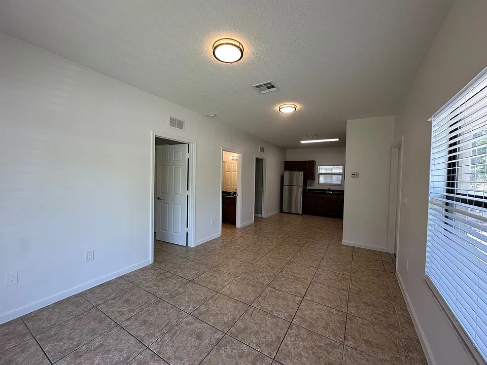 1035 NE 10th Ave