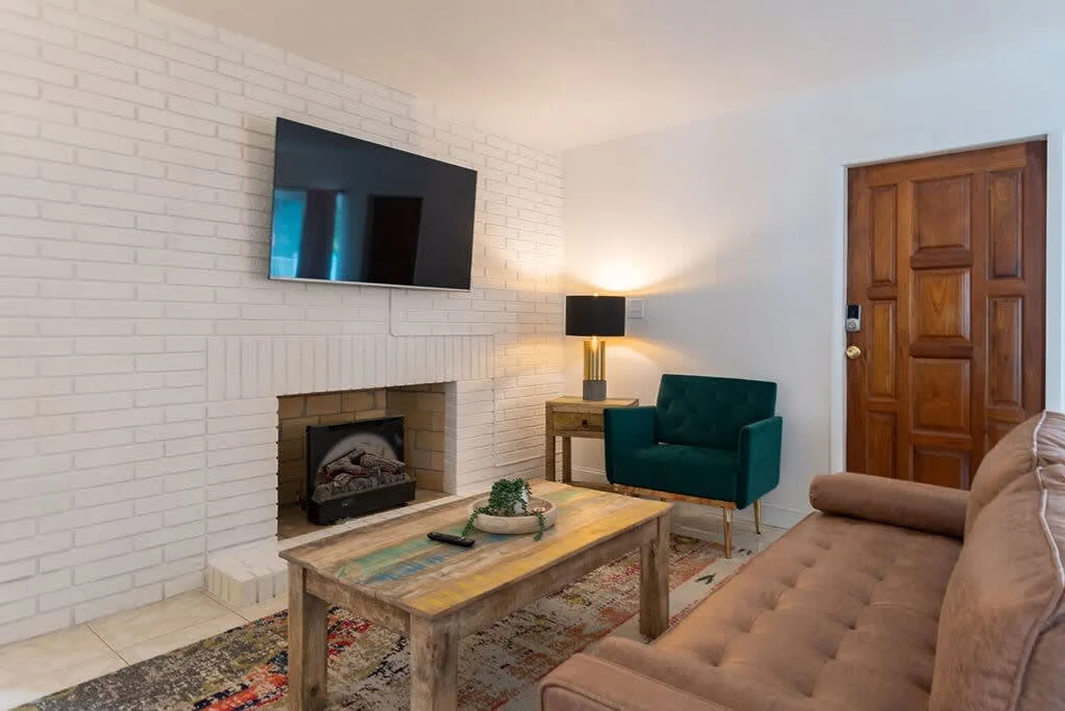 4 bed, 2.0 bath, 1291 sqft, $4,252 — Photo 4