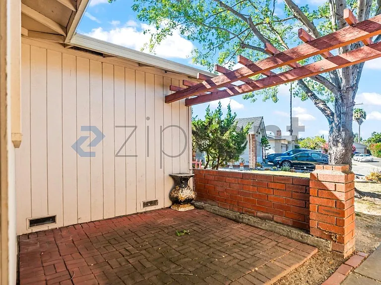 669 Shirecrest Ct — Photo 4