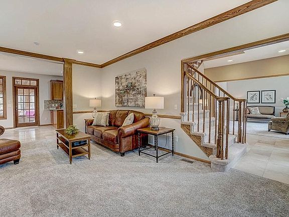 4th image of 942 Sprucewood Ct