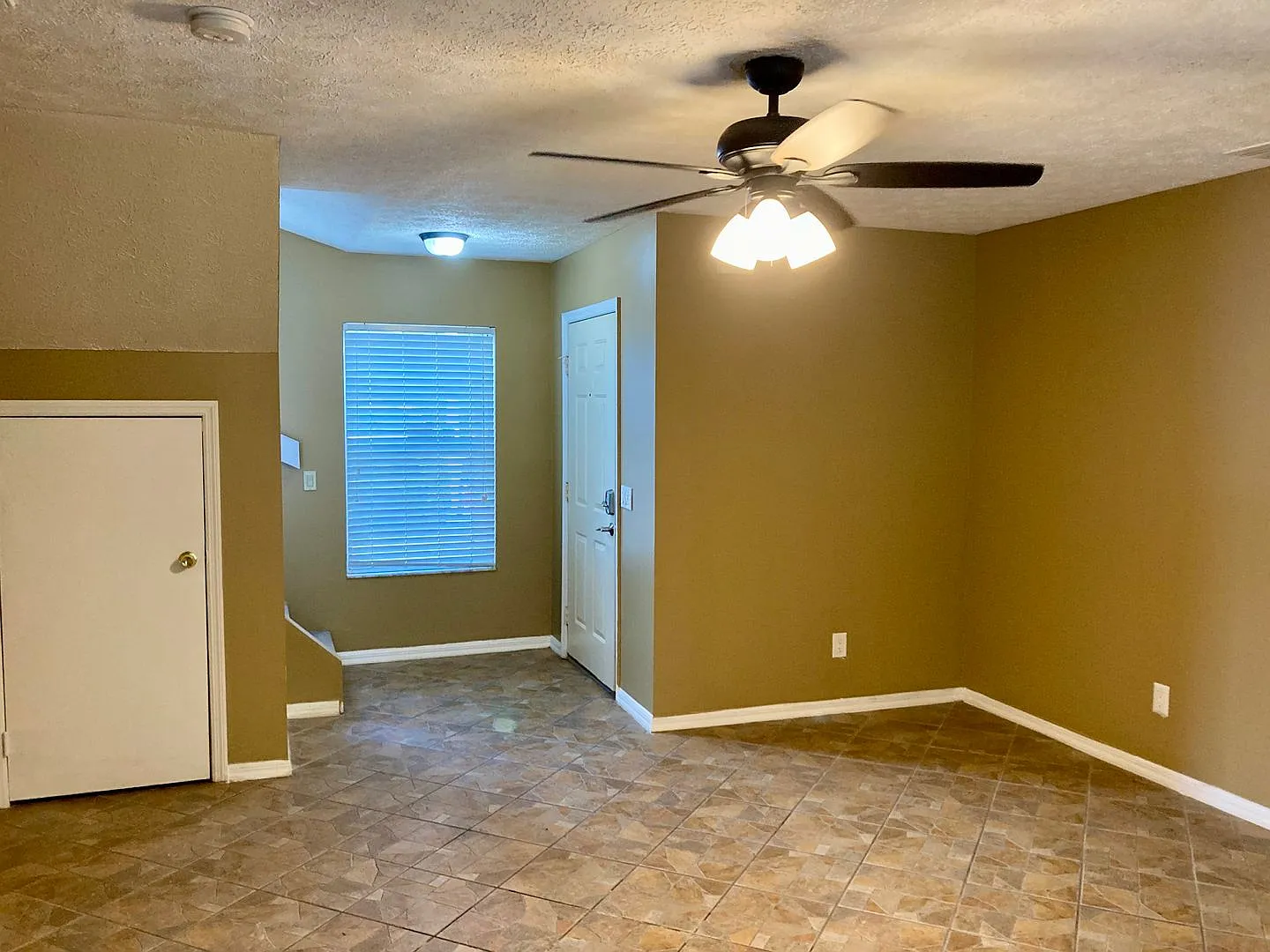 Two story condo with community pool! — Photo 4