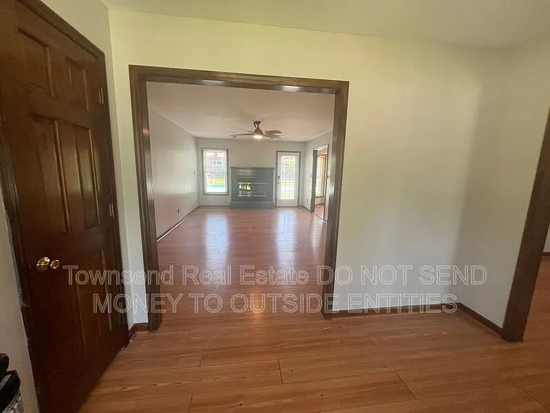 3 bed, 2.0 bath, 1539 sqft, $1,945 — Photo 2