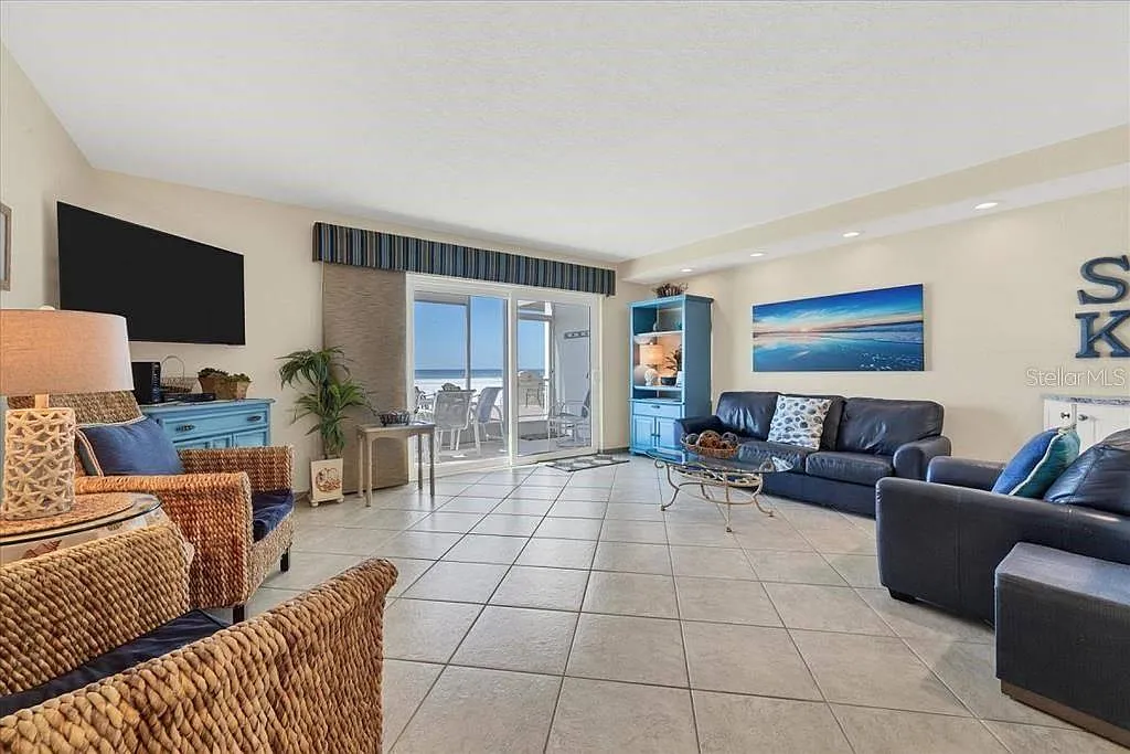 2 bed, 2.0 bath, 1043 sqft, $10,230 — Photo 2