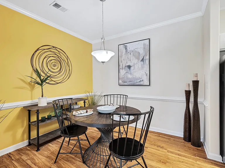 Rivermont Crossing Townhomes & Apartments — Photo 10