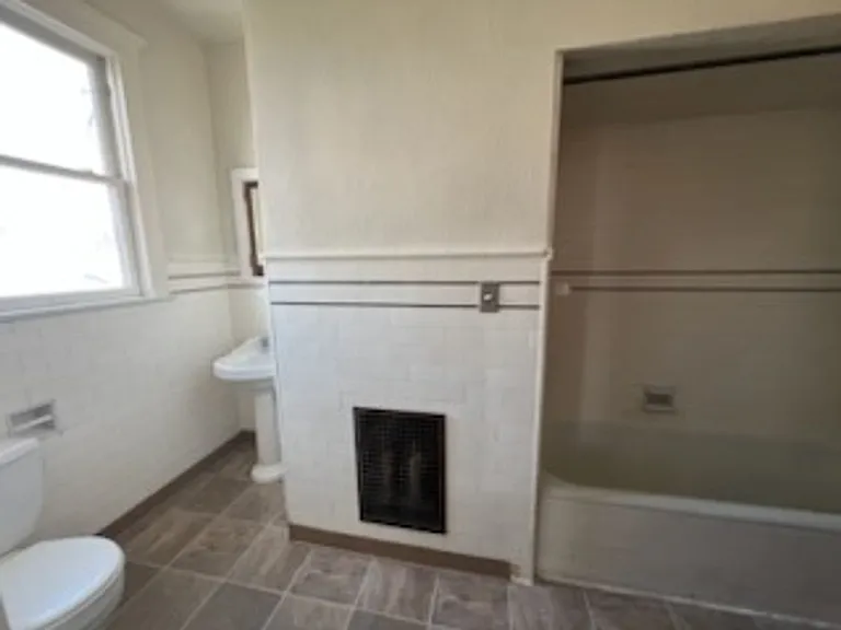 1561 N Van Ness Ave — Photo 7